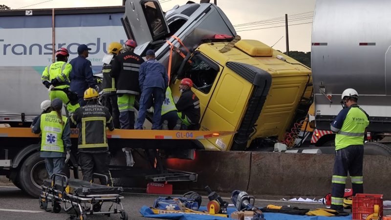 Acidente na BR-101 deixa dois mortos – Foto: Maikon Costa/NDTV Record Joinville