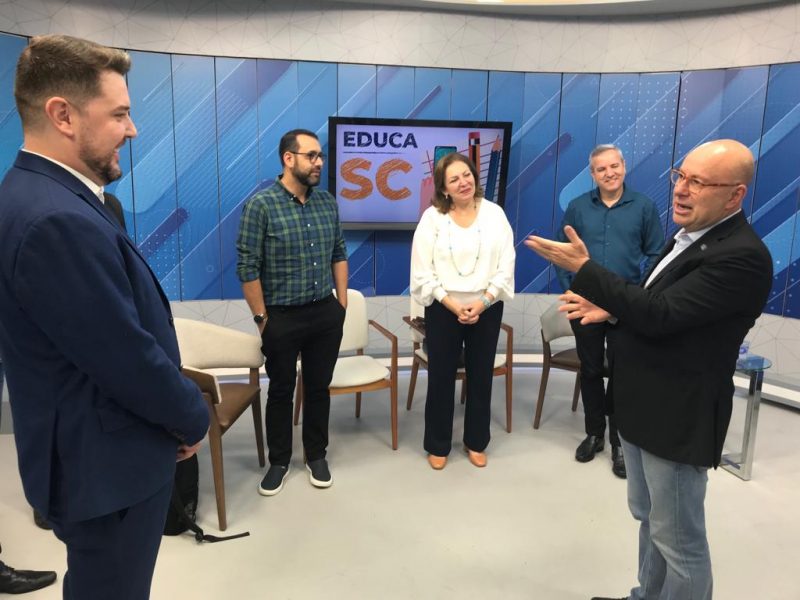 Marcello Correa Petrelli e Vitor Balthazar se agradeceram mutuamente pela parceria no Educa SC – Foto: N&iacute;colas Hor&aacute;cio/ND