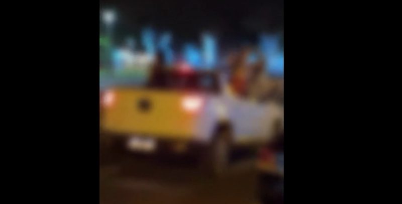 Jovens fazem topless na janela de carro em Maring&aacute; – Foto: Reprodu&ccedil;&atilde;o/ND