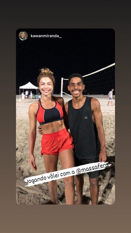 Moradores puderam jogar v&ocirc;lei com a famosa – Foto: Reprodu&ccedil;&atilde;o/Internet/ND