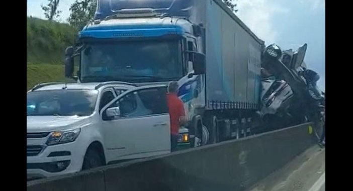 Imagem mostra o ex-deputado Mauro Mariani fora do ve&iacute;culo ap&oacute;s o tr&aacute;gico acidente – Foto: Reprodu&ccedil;&atilde;o/v&iacute;deo/ND