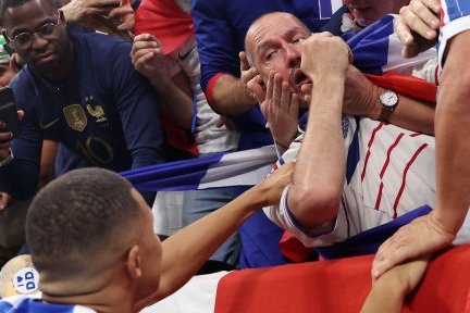 Mbappé se desculpa após acertar bolada em torcedor 