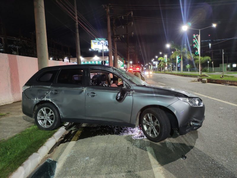 M&eacute;dica destr&oacute;i carro de luxo em acidente em Itaja&iacute; – Foto: Reprodu&ccedil;&atilde;o/ND