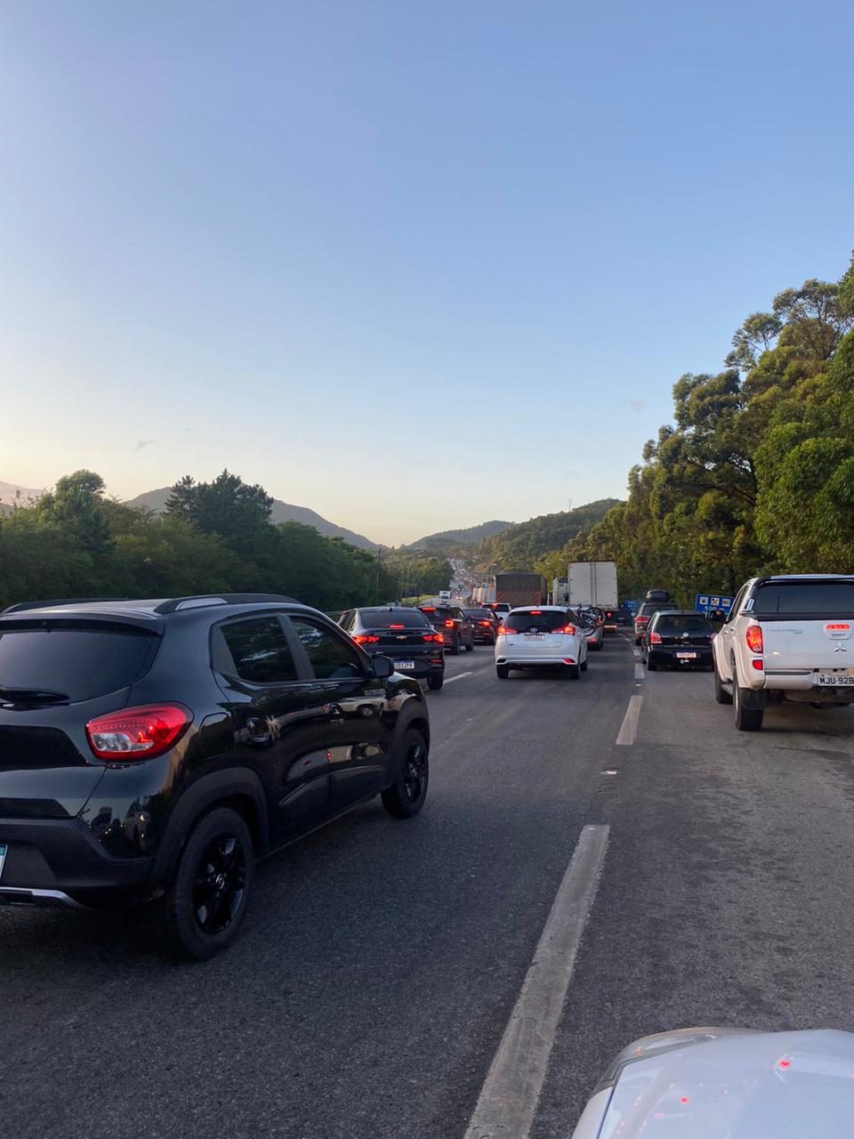 Trânsito foi interrompido por volta das 4h, para limpeza da pista - Diogo de Souza/ND