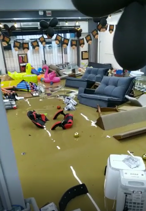 Enxurrada invade com&eacute;rcios de Benedito Novo e mercadorias ficam ‘boiando’ na &aacute;gua – Foto: Reprodu&ccedil;&atilde;o/ND