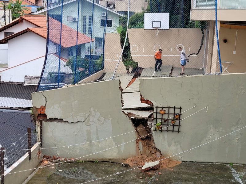 Parte da estrutura do quintal de uma casa desmorona devido &agrave; chuva e amea&ccedil;a cair sobre outra resid&ecirc;ncia – Foto: GMF/Divulga&ccedil;&atilde;o/ND