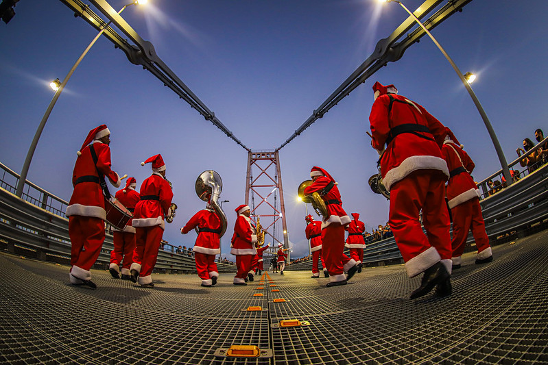 Em 2021, desfile na ponte Herc&iacute;lio Luz reuniu a popula&ccedil;&atilde;o – Foto: Cristiano Andujar/PMF/ND
