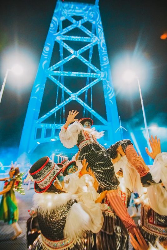 Personagens desfilam em Parada de Natal, na ponte Hercílio Luz, em Florianópolis.