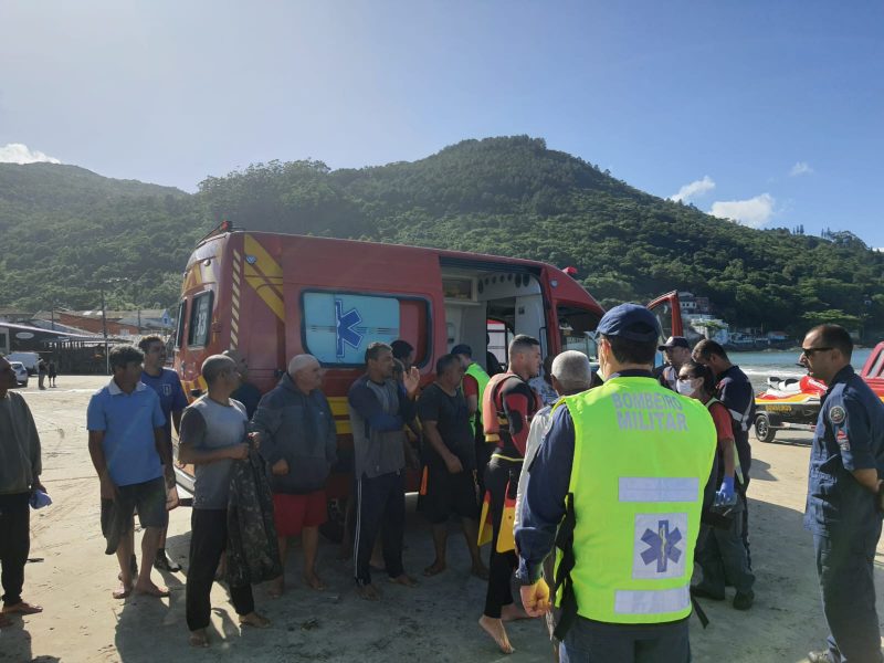 Cerca de 20 pessoas estavam no barco – Foto: Bombeiros/Divulga&ccedil;&atilde;o/ND