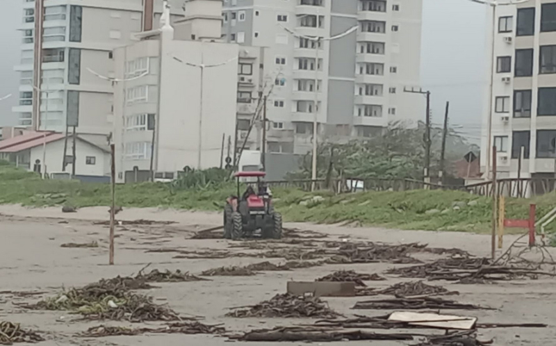 Al&eacute;m da limpeza nas praias, segundo a secretaria, outras frentes de trabalho atuam nas ruas da cidade – Foto: Prefeitura de Navegantes/Divulga&ccedil;&atilde;o/ND