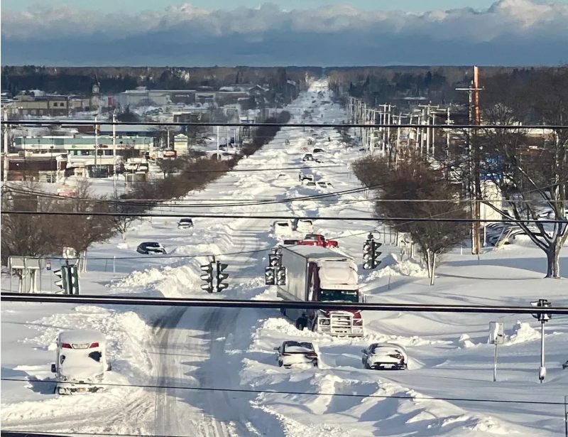 A tempestade de inverno mais rigorosa em décadas nos Estados Unidos causou a morte de 47 pessoas no país, 25 delas em um condado do estado de Nova York, e está longe de terminar, alertaram autoridades nesta segunda (26). A região de Buffalo, severamente afetada pela nevasca, teve cenas que lembraram o filme “O Dia Depois de Amanhã”. – Foto: Nysdot Western NY/Divulgação/ND