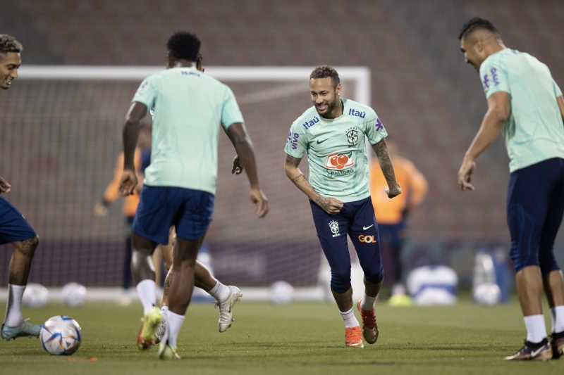 Neymar treinou com o restante do grupo neste sábado