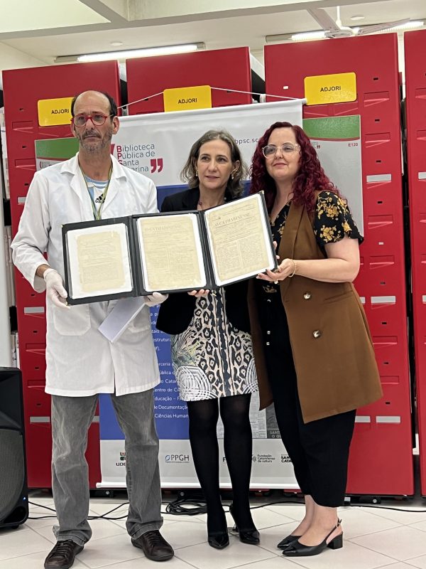 Biblioteca P&uacute;blica recebe exemplares do jornal O Catharinense – Foto: Moacir Pereira