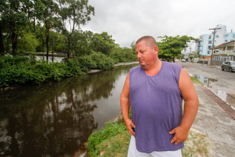 O pescador Augusto &eacute; um dos tantos que deseja a revitaliza&ccedil;&atilde;o do rio do Br&aacute;s – Foto: Leo Munhoz/ND