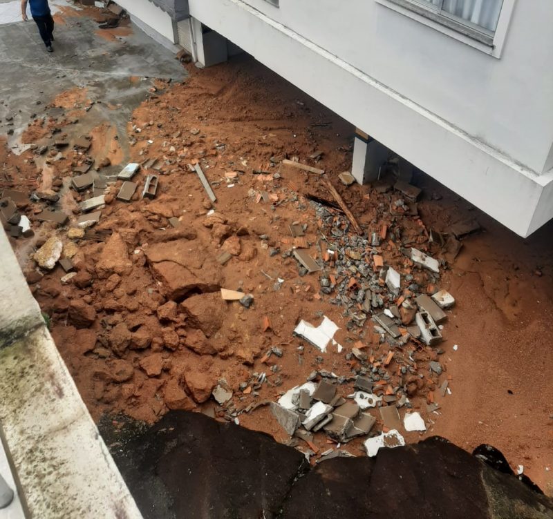 Estragos em pr&eacute;dio no bairro Trindade, em Florian&oacute;polis – Foto: Murilo Mestriner/ND