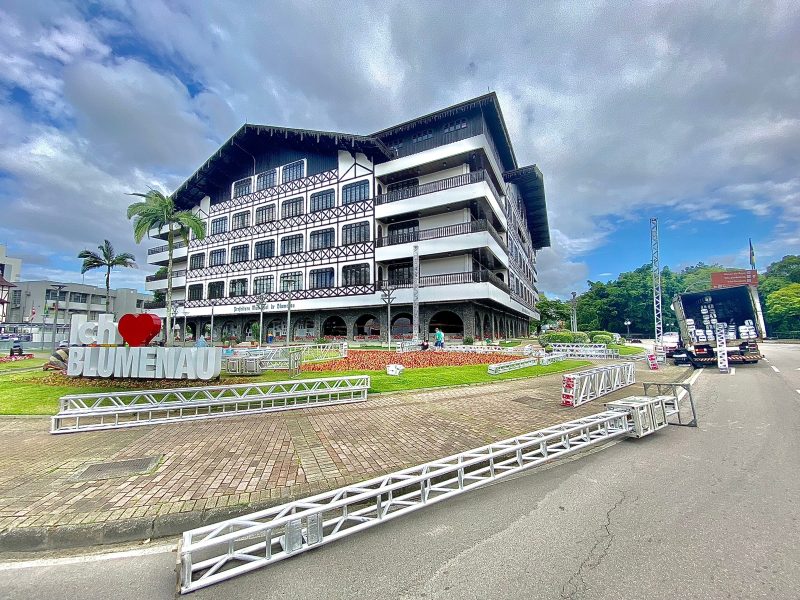 Palco para a festa de Réveillon em Blumenau começará a ser montado em breve na Avenida Beira Rio - Foto: Arquivo/Moisés Stuker/NDTV