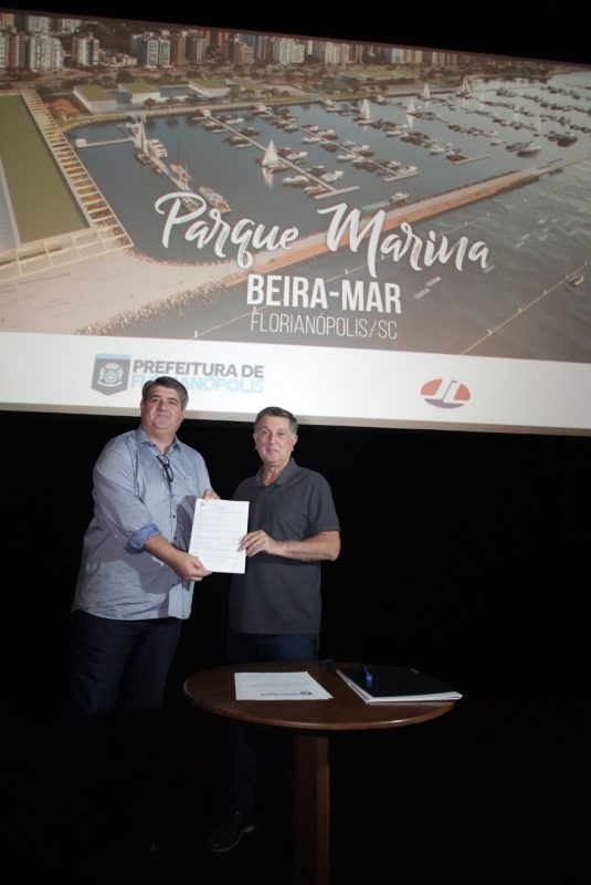 Daniel Neto, do IMA, entrega a licen&ccedil;a ambiental do parque urbano e marina ao prefeito Top&aacute;zio Neto – Foto: Leonardo Sousa/Divulga&ccedil;&atilde;o/ND