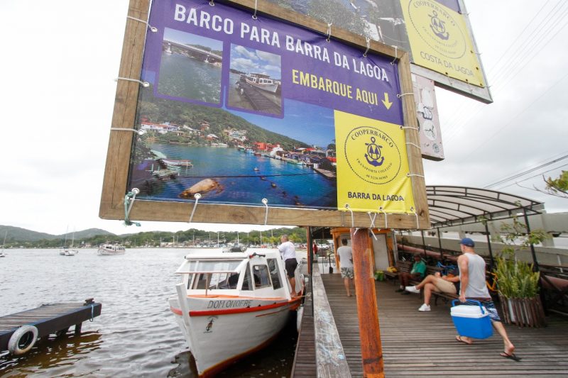 Se vir esta placa, voc&ecirc; est&aacute; perto do passeio entre Lagoa da Concei&ccedil;&atilde;o e Barra da Lagoa – Foto: Leo Munhoz/ND