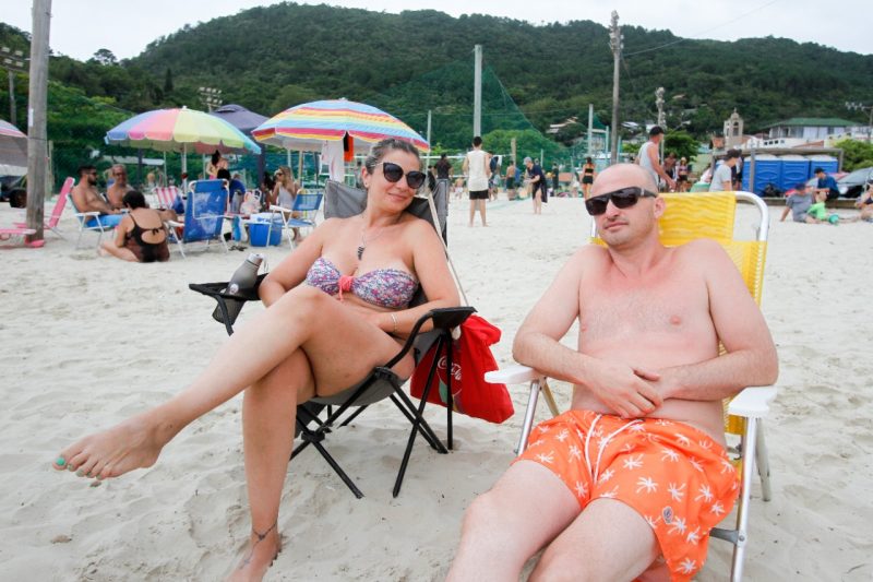 Patricia Sigampa e Sebasti&aacute;n Lencina, de C&oacute;rdova, na Argentina, aprovaram o passeio na Barra, mas acharam dif&iacute;cil ter que usar um app para tomar uma ducha na praia: “poderia ser mais simples” – Foto: Leo Munhoz/ND