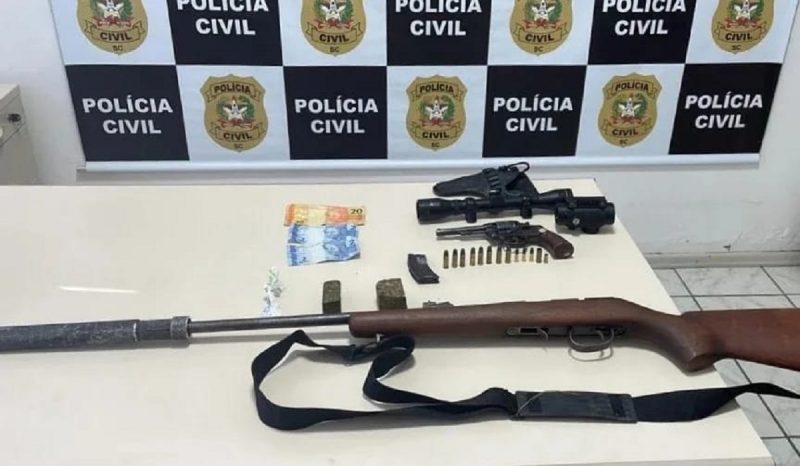 Pol&iacute;cia Civil prendeu cinco pessoas em opera&ccedil;&atilde;o contra tr&aacute;fico de drogas nesta sexta (9) em Alfredo Wagner – Foto: PC/Divulga&ccedil;&atilde;o