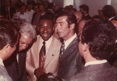 Pelé em visita ao memorial do estádio Orlando Scarpelli