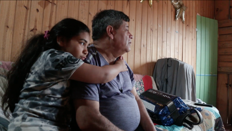 Gefferson e a filha lidam com problemas de sa&uacute;de relacionados &agrave; falta de saneamento, em Palho&ccedil;a