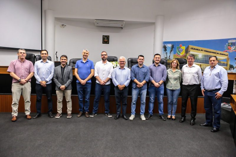 Membros da diretoria assumem em janeiro. Na foto, os que assumem com os vereadores da mesa diretora eleita para bi&ecirc;nio 2023-2024. – Foto: Divulga&ccedil;&atilde;o/ CVJ