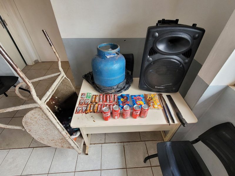 chocolate, coca-cola, botijão de gás, caixa de som