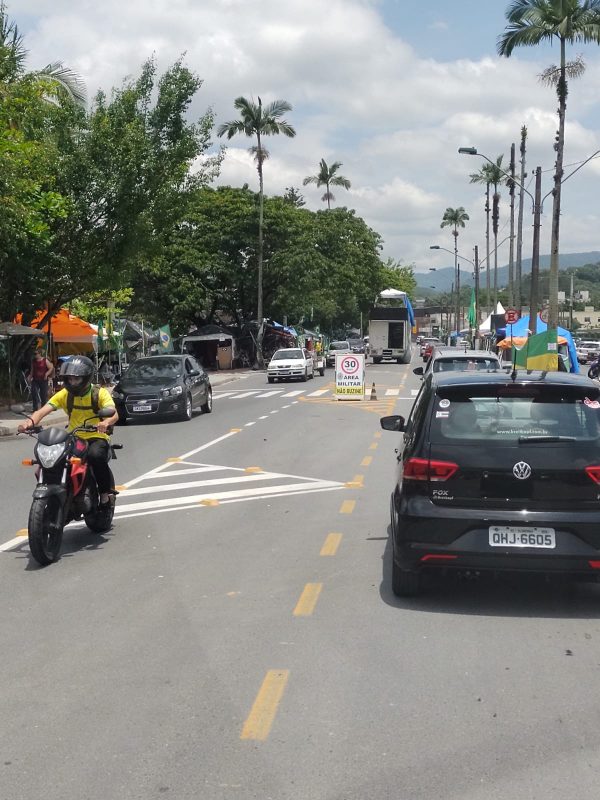 Placas de “&aacute;rea militar, n&atilde;o buzine” foram recolocadas na Rua Amazonas, que j&aacute; recebe uma manifesta&ccedil;&atilde;o h&aacute; mais de um m&ecirc;s – Foto: Divulga&ccedil;&atilde;o/ND