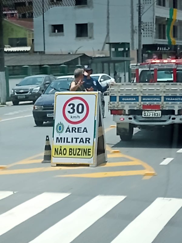 Placas de “&aacute;rea militar, n&atilde;o buzine” foram recolhidas e depois recolocadas em frente a protesto em Blumenau – Foto: Divulga&ccedil;&atilde;o/ND