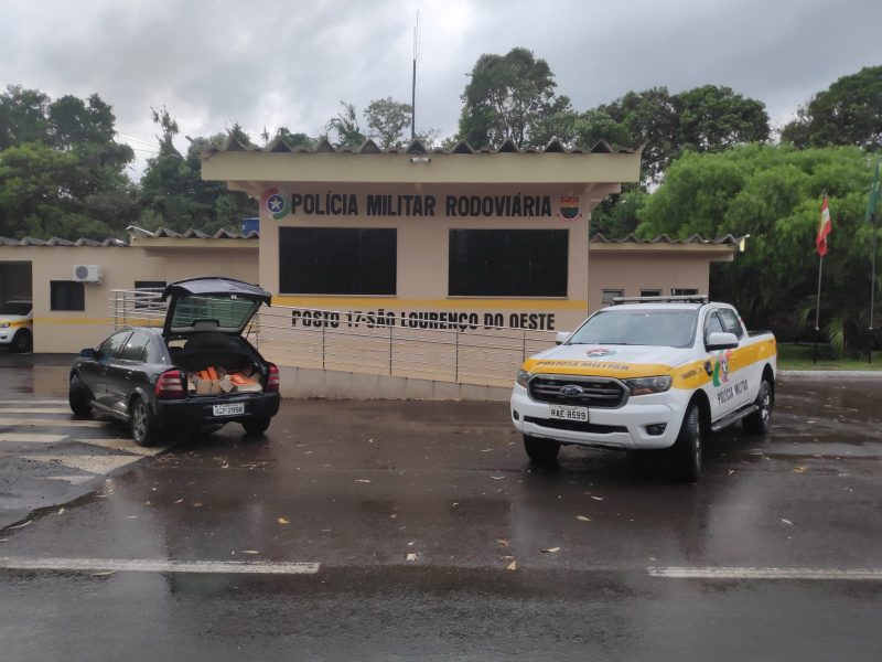 O trio foi preso com 60 kg de maconha na SC-157, em S&atilde;o Louren&ccedil;o do Oeste. &mdash; Foto: PMRv/Reprodu&ccedil;&atilde;o/ND