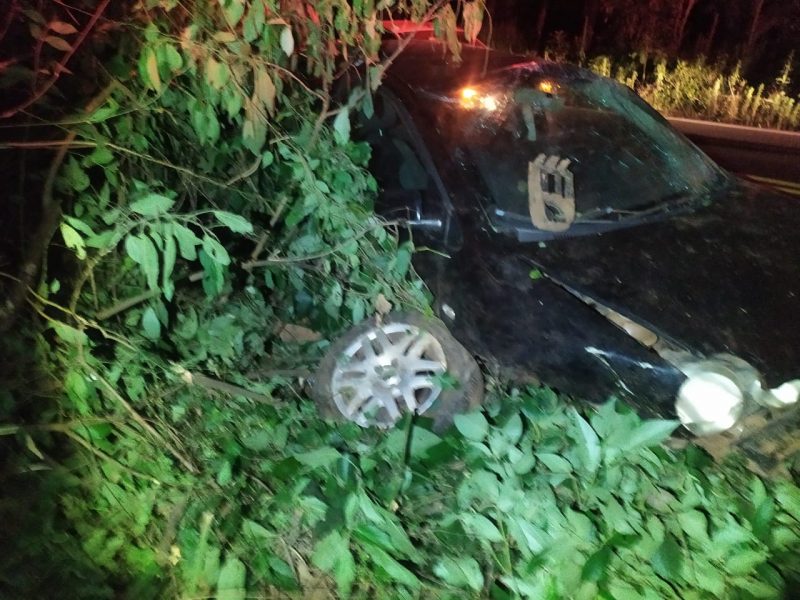 Um motorista se recusou a fazer teste do baf&ocirc;metro ap&oacute;s um acidente na SC-283. &mdash; Foto: PMRv/Reprodu&ccedil;&atilde;o/ND