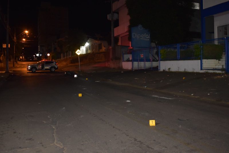 Um homem foi morto com pedradas e facadas ap&oacute;s uma briga em Chapec&oacute;. &mdash; Foto: Pol&iacute;cia Cient&iacute;fica/ND