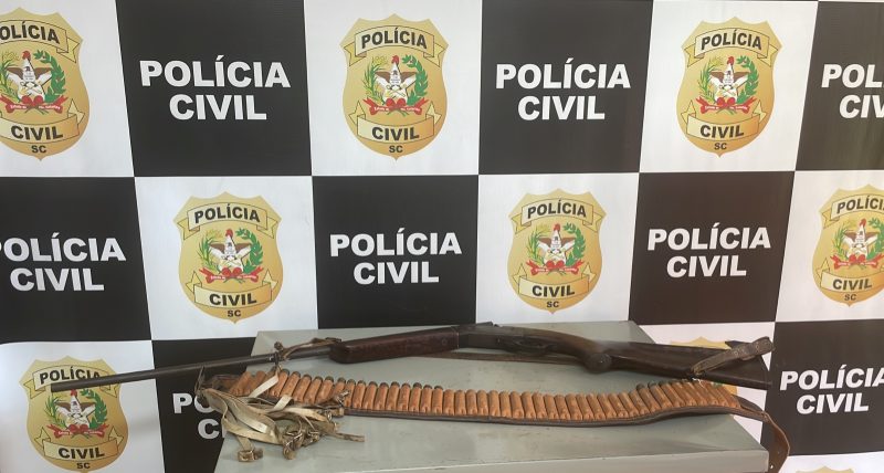 A espingarda foi apreendida com o suspeito de viol&ecirc;ncia dom&eacute;stica e amea&ccedil;a contra esposa em Chapec&oacute;. &mdash; Foto: Pol&iacute;cia Civil/Reprodu&ccedil;&atilde;o/ND
