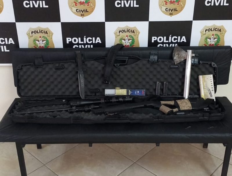 O homem foi preso com um dos celulares roubados, al&eacute;m de armas, em Chapec&oacute;. &mdash; Foto: Pol&iacute;cia Civil/Reprodu&ccedil;&atilde;o/ND