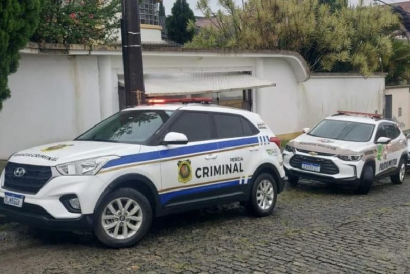 Casa do empres&aacute;rio de fam&iacute;lia tradicional de Crici&uacute;ma invadida por tr&ecirc;s criminosos na tarde de ter&ccedil;a-feira, no bairro Pio Corr&ecirc;a – Foto: Divulga&ccedil;&atilde;o/ND