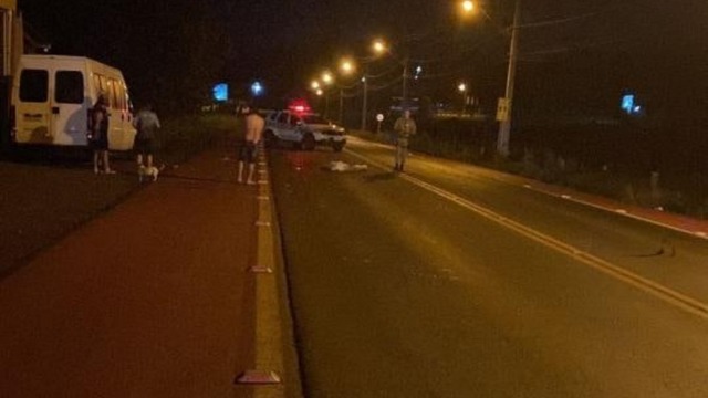 O homem foi atropelado e morreu ainda no local do acidente em Chapec&oacute;. &mdash; Foto: Pol&iacute;cia Militar/Reprodu&ccedil;&atilde;o/ND