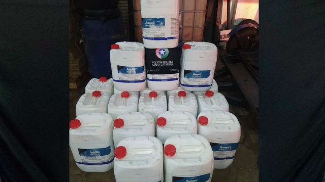 O homem se passou por vendedor de cuias, mas a pol&iacute;cia descobriu agrot&oacute;xicos contrabandeados no carro. &mdash; Foto: Pol&iacute;cia Militar/Reprodu&ccedil;&atilde;o/ND