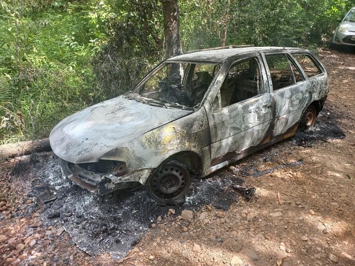 Veículo também foi destruído pelo fogo – Foto: Polícia Militar/Divulgação/ND
