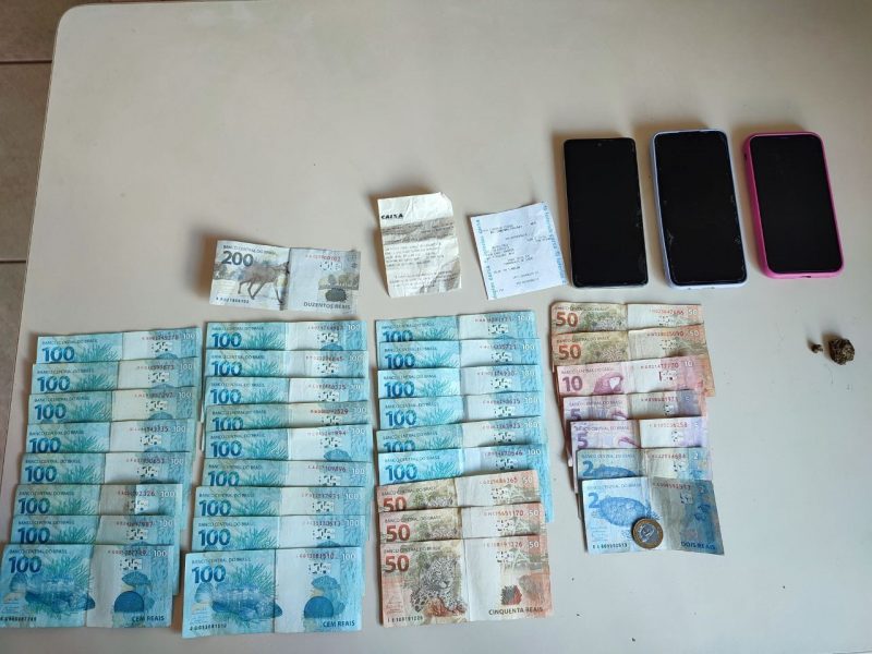 Homens s&atilde;o presos por tentar sacar valor de FGTS de idosos em Chapec&oacute;. &mdash; Foto: Pol&iacute;cia Militar/Reprodu&ccedil;&atilde;o/ND