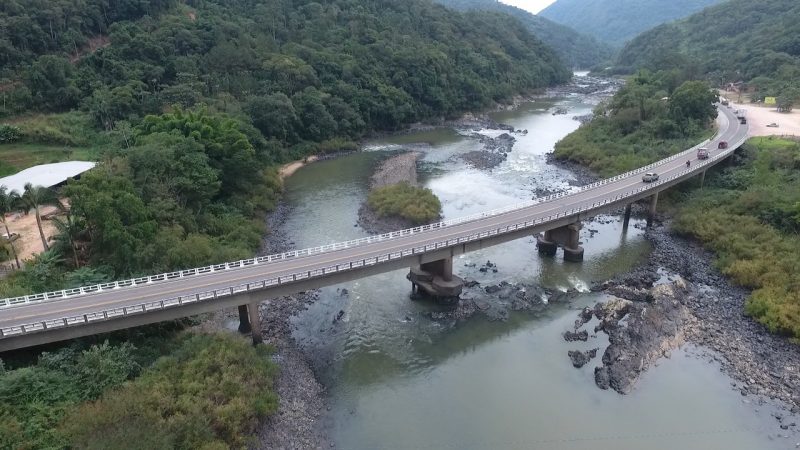 Estrutura com mais de 50 anos ser&aacute; revitalizada com constru&ccedil;&atilde;o de novos pilares, alargamento da pista e cal&ccedil;ada para pedestres&nbsp;– Foto: Gabriela Szenczuk/NDTV