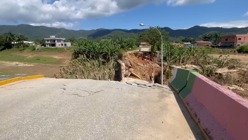 Chuva intensa provoca abertura de cratera na BR-280 na Serra do Corupá