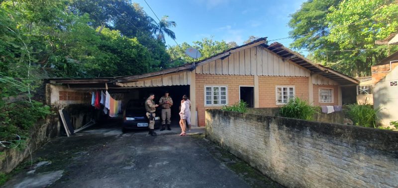 Mulher foi morta a facadas pelo ex-companheiro em Blumenau – Foto: Daniela Meller/Portal Alexandre Jos&eacute;/ND