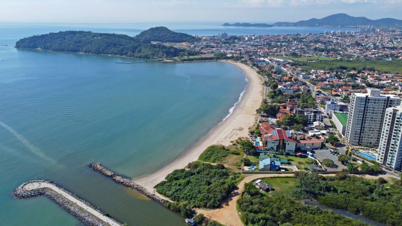 Imagem mostra Praia Alegre vista do alto, local onde ocorreu a ameaça ao prefeito