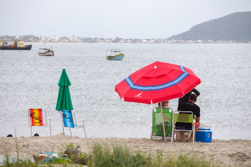 Praia da Enseada tem pontos pr&oacute;prios e impr&oacute;prios para banho – Foto: Carlos Jr/ND