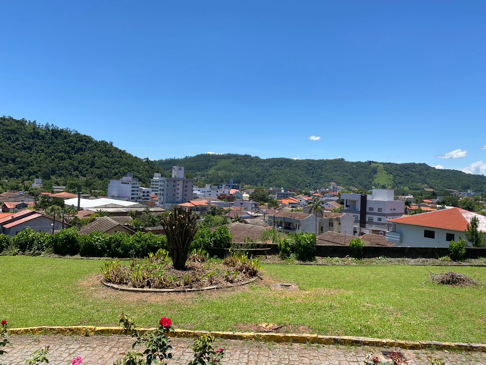 Jovem de Balneário Camboriú ensina ciência no  e reúne