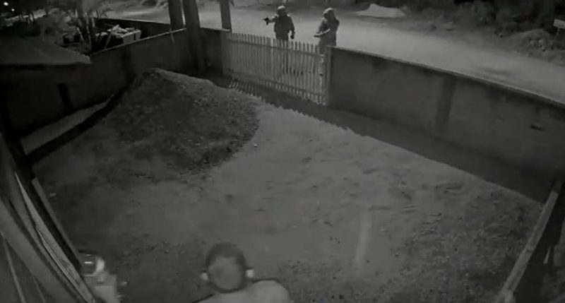 Suspeitos na frente do terreno que est&aacute; em disputa – Foto: Reprodu&ccedil;&atilde;o v&iacute;deo/Divulga&ccedil;&atilde;o/ND