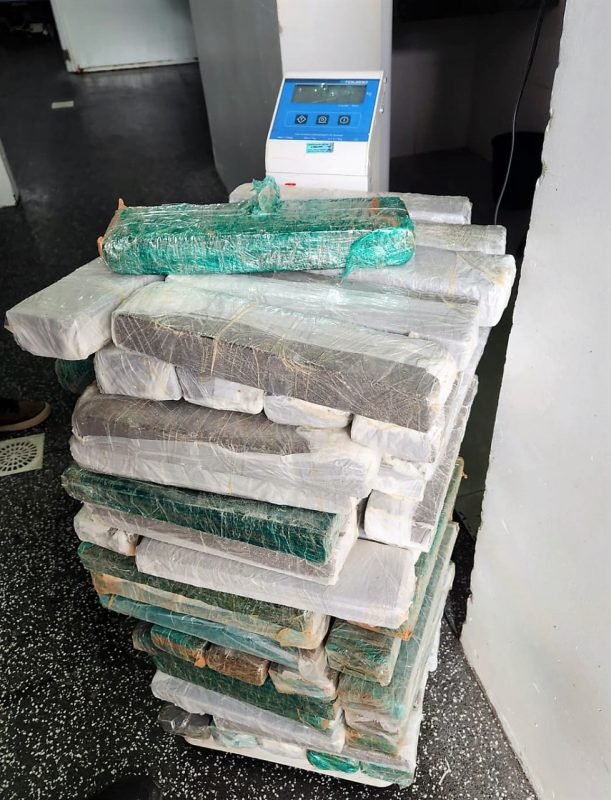 Droga estava no porta-malas do carro. – Foto: PRF/Divulga&ccedil;&atilde;o/ND