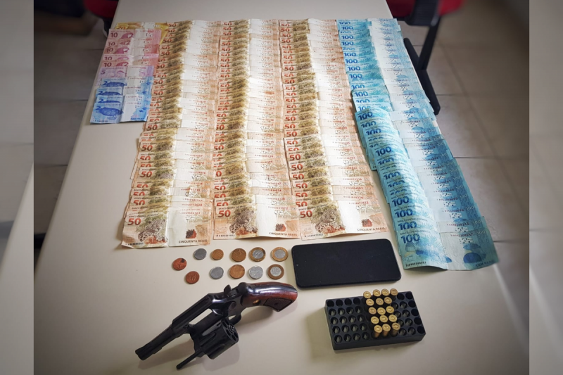 Motorista &eacute; preso durante abordagem – Foto: PMRv/Divulga&ccedil;&atilde;o/ND