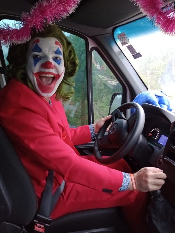 Deivid &eacute; motorista e se veste do personagem Coringa para a&ccedil;&otilde;es solid&aacute;rias – Foto: Arquivo pessoal/Escolar Mil Grau/ND